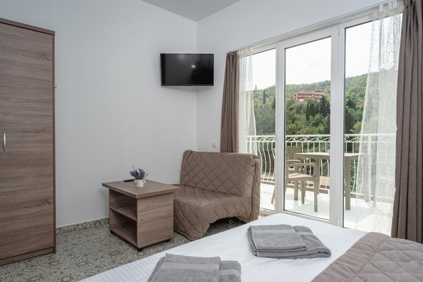 Купить --комнатную квартиру